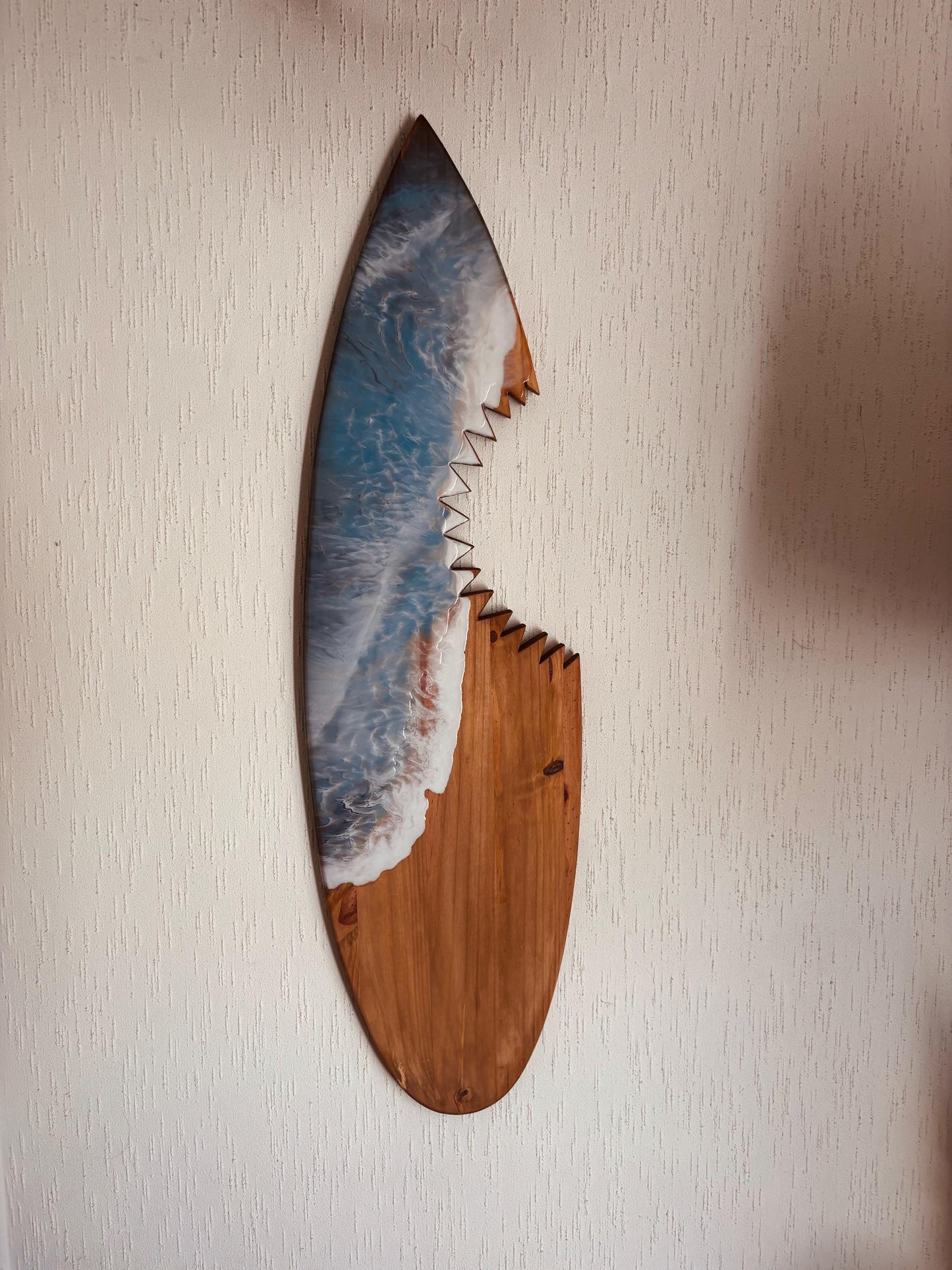 Planche Surf bois décoration requin et résine epoxy