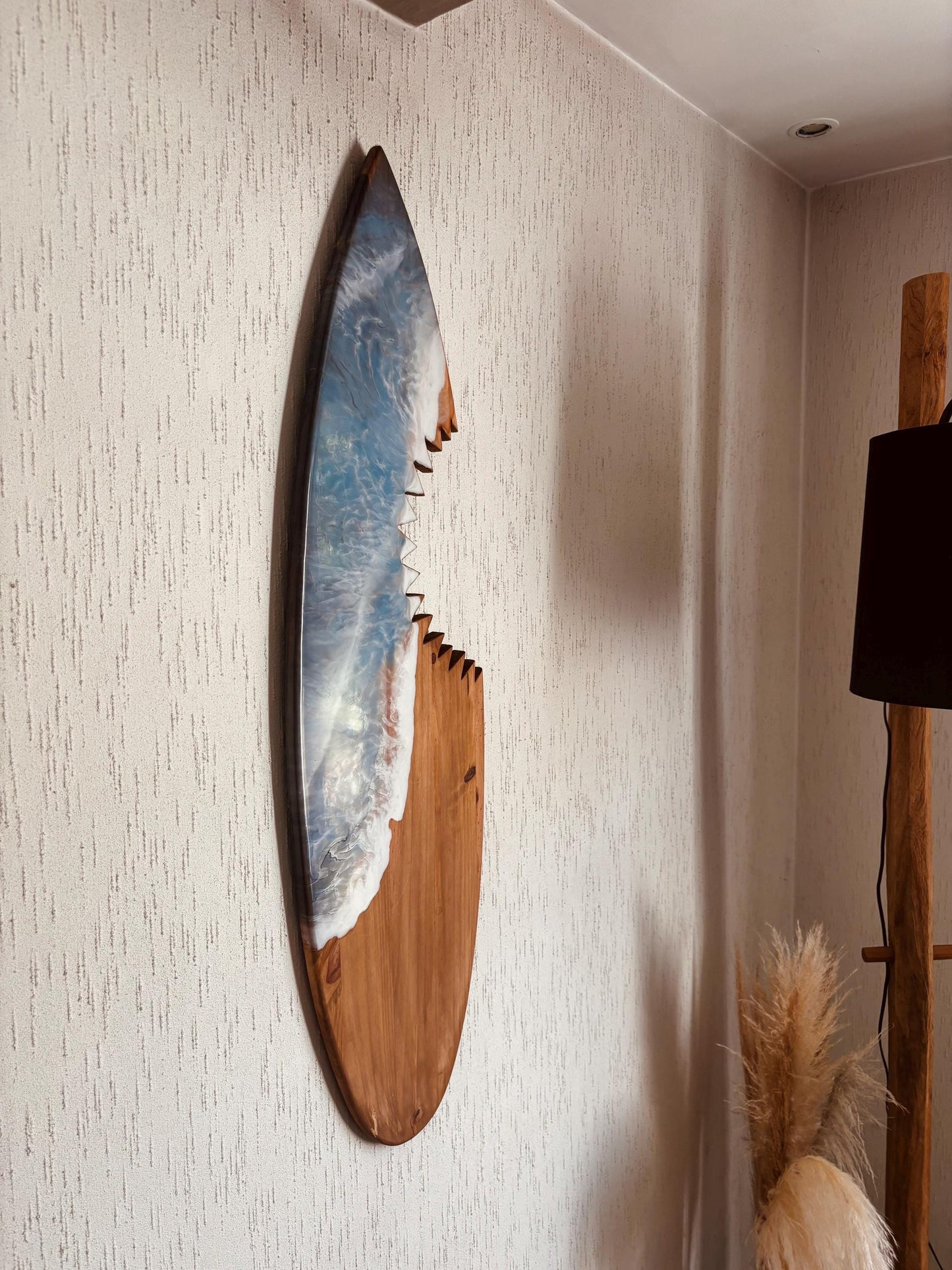 Planche Surf bois décoration requin et résine epoxy
