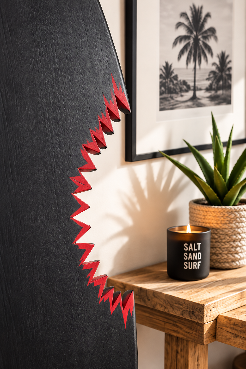 Planche Surf murale – Noir "Shark Attack", bois massif fait main (60-120 cm)