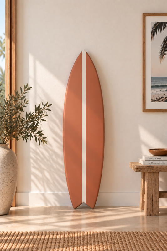 Planche déco murale forme surf – Terracotta & trait blanc, bois massif fait main (60-120 cm)