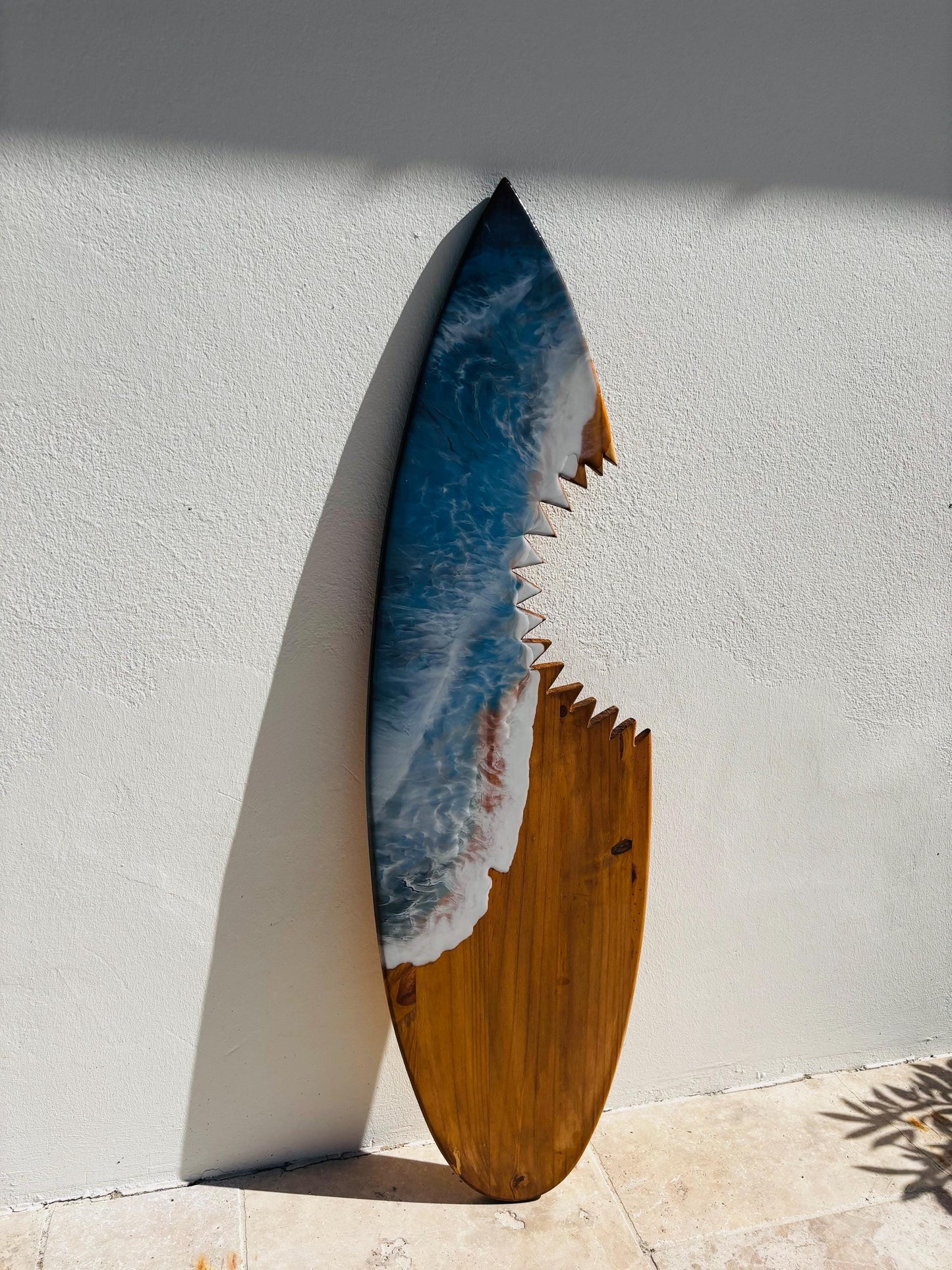 Planche Surf bois décoration requin et résine epoxy