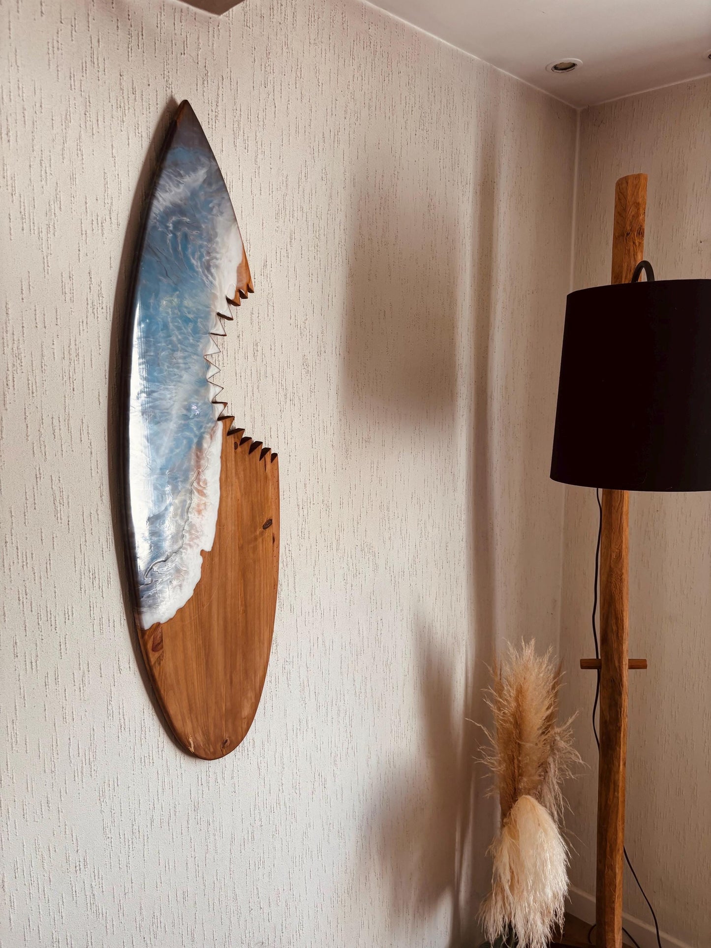 Planche Surf bois décoration requin et résine epoxy