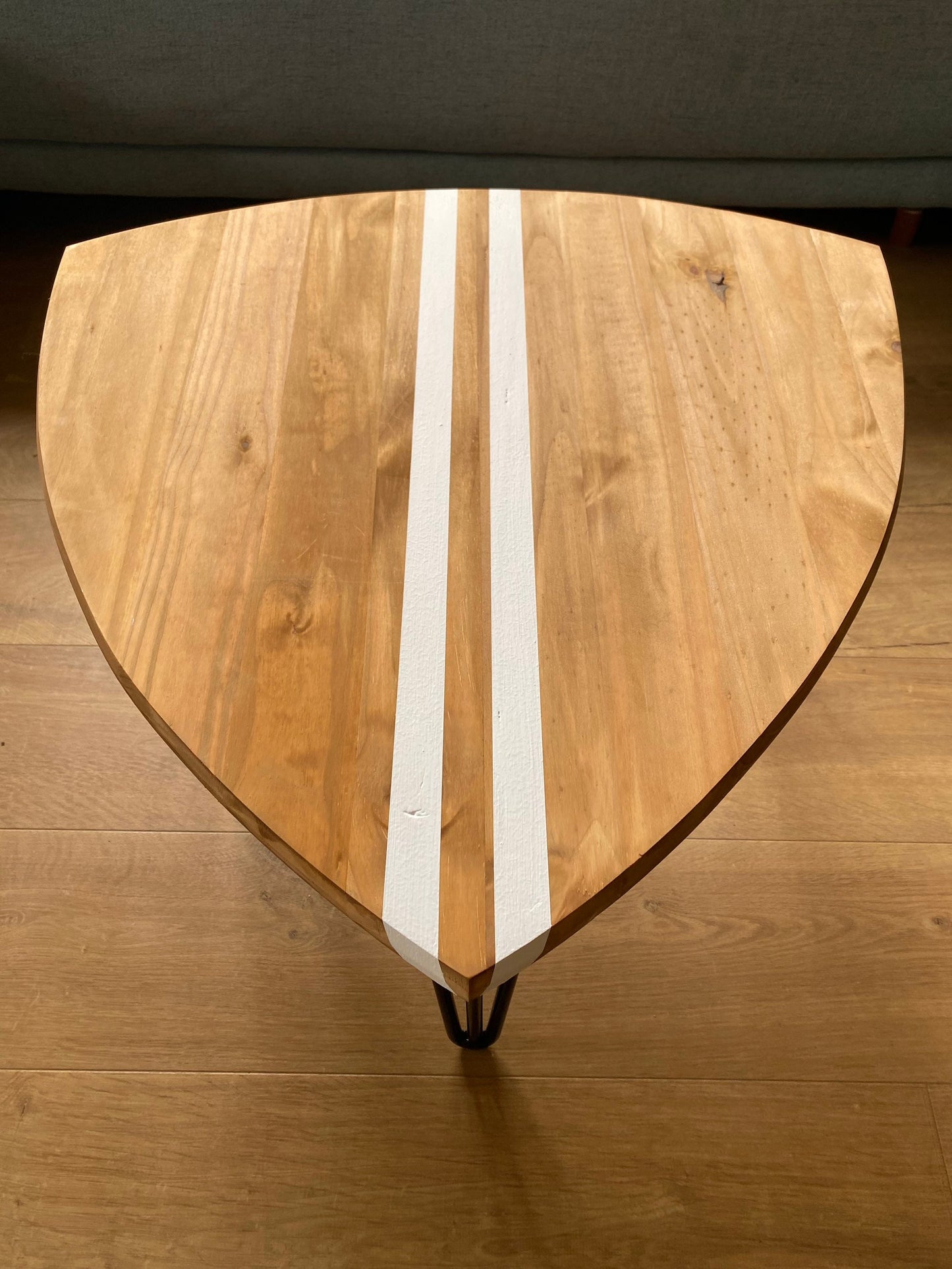 Table basse demi planche de surf en bois